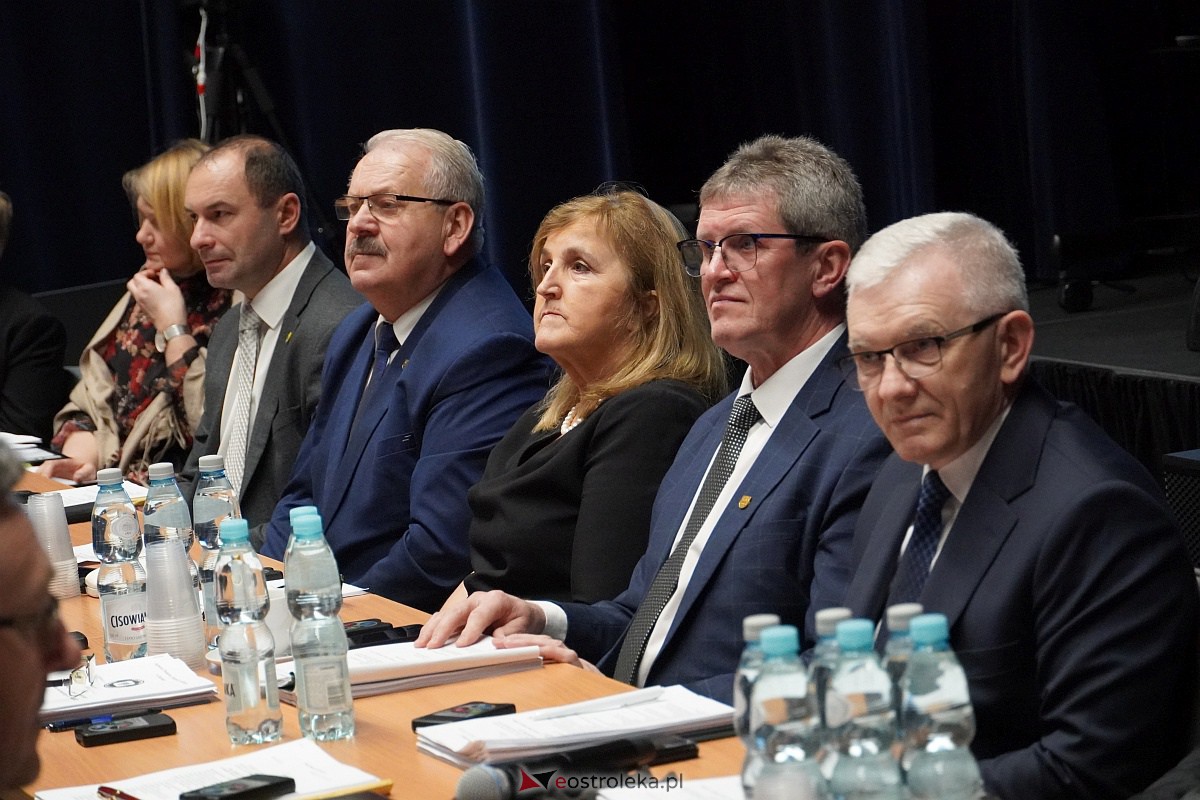 Sesja Rady Powiatu w Ostrołęce [19.12.2023] - zdjęcie #15 - eOstroleka.pl