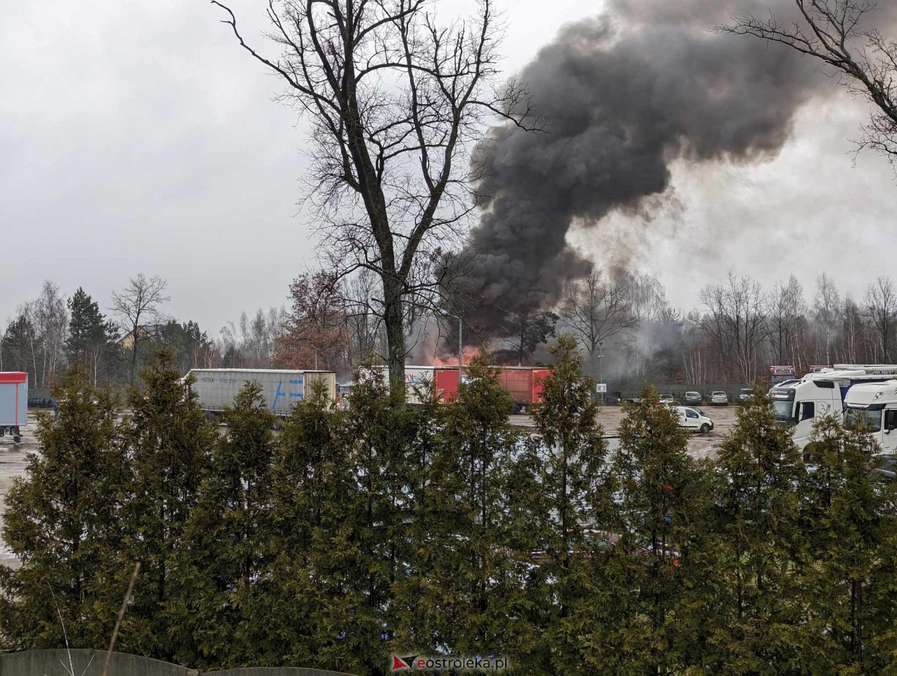 Pożar przy Ostrowskiej [20.12.2023] - zdjęcie #1 - eOstroleka.pl