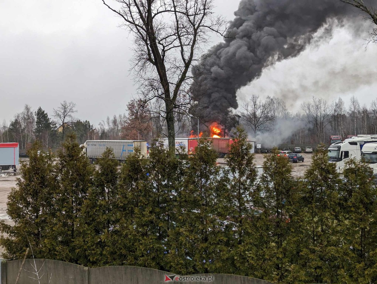 Pożar przy Ostrowskiej [20.12.2023] - zdjęcie #3 - eOstroleka.pl