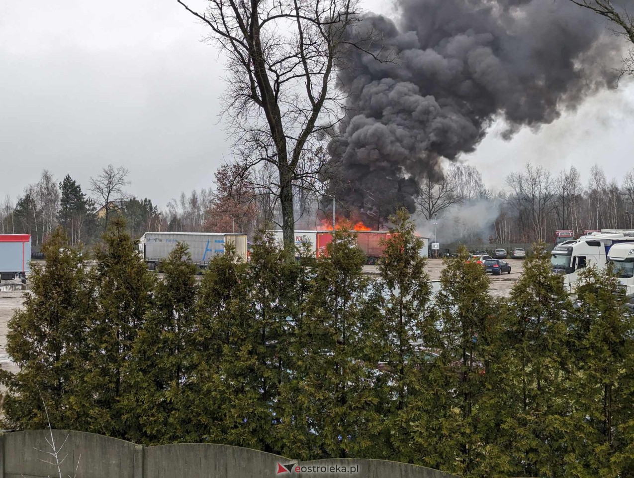 Pożar przy Ostrowskiej [20.12.2023] - zdjęcie #5 - eOstroleka.pl