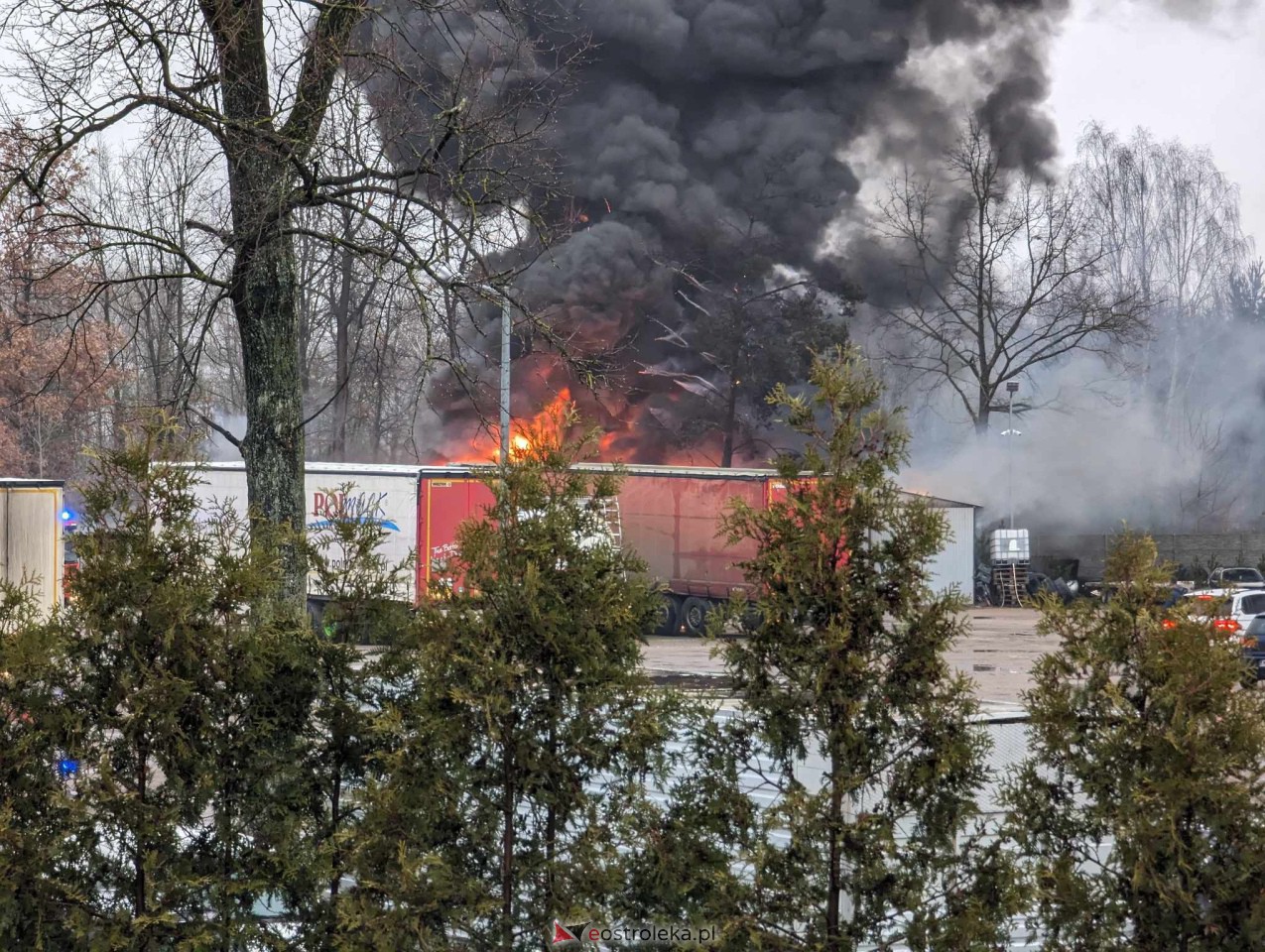 Pożar przy Ostrowskiej [20.12.2023] - zdjęcie #6 - eOstroleka.pl