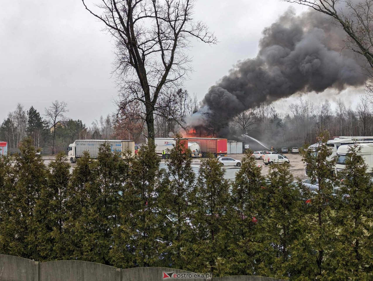 Pożar przy Ostrowskiej [20.12.2023] - zdjęcie #8 - eOstroleka.pl