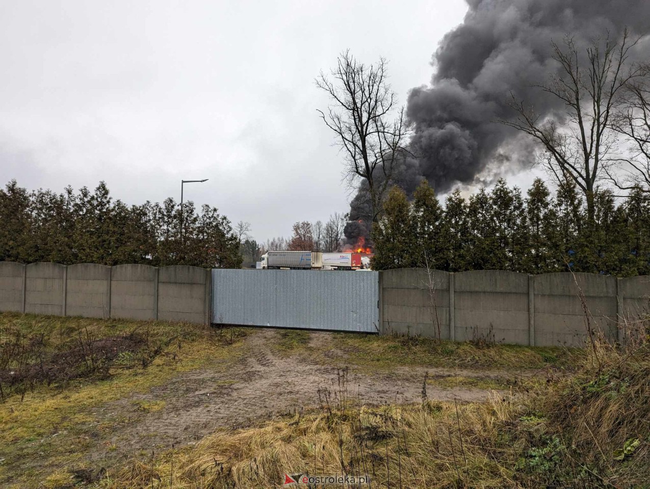 Pożar przy Ostrowskiej [20.12.2023] - zdjęcie #9 - eOstroleka.pl