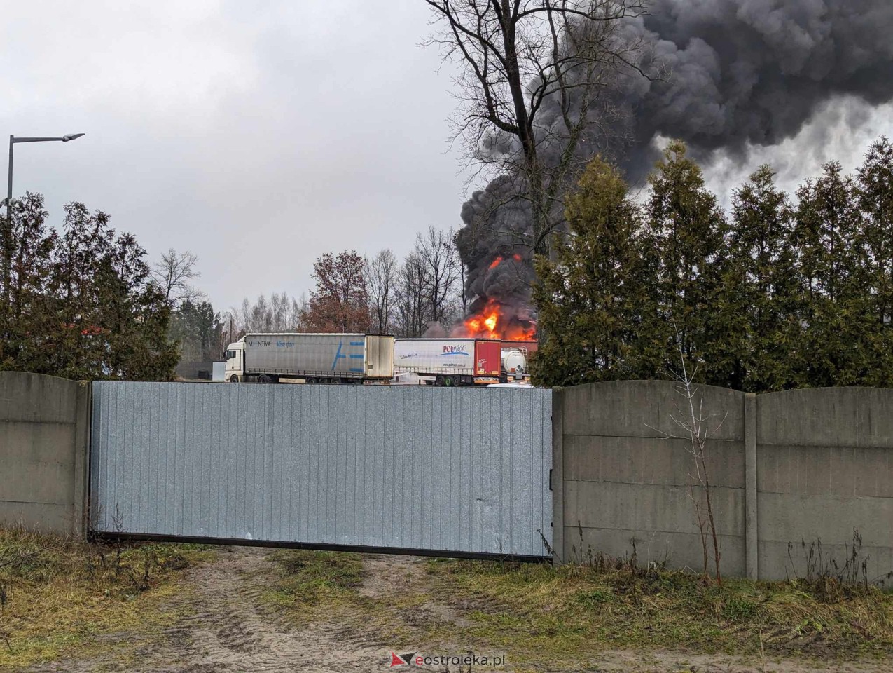 Pożar przy Ostrowskiej [20.12.2023] - zdjęcie #13 - eOstroleka.pl