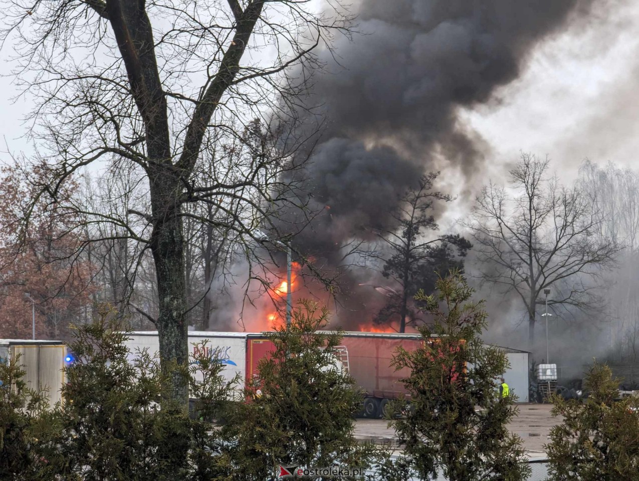 Pożar przy Ostrowskiej [20.12.2023] - zdjęcie #16 - eOstroleka.pl