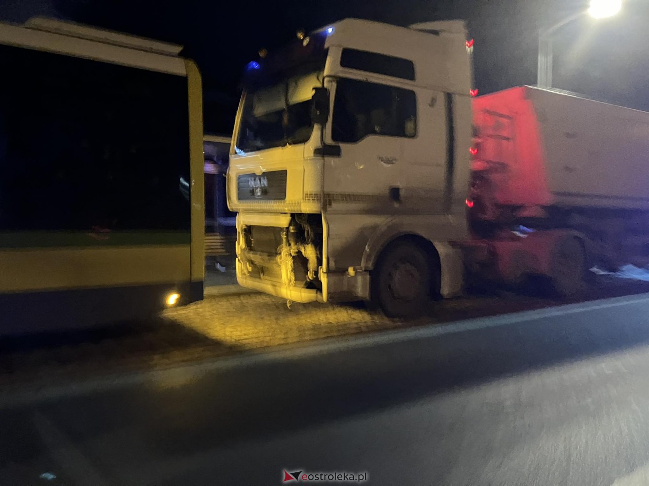 Autobus miejski z pasażerami zderzył się z ciężarówką w Ostrołęce [20.12.2023] - zdjęcie #7 - eOstroleka.pl