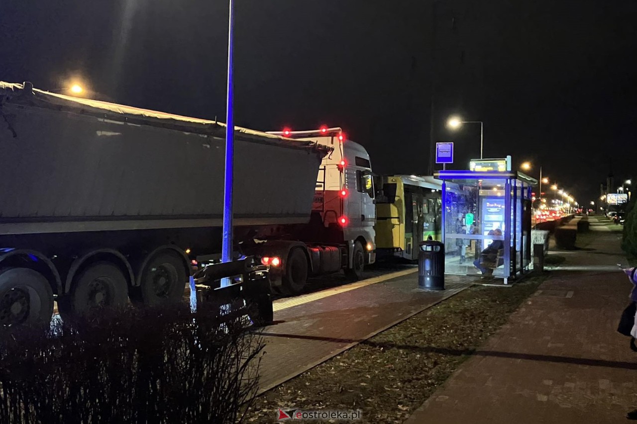 Autobus miejski z pasażerami zderzył się z ciężarówką w Ostrołęce [20.12.2023] - zdjęcie #8 - eOstroleka.pl