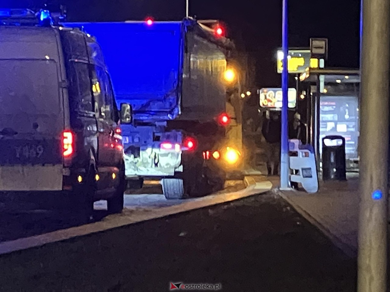 Autobus miejski z pasażerami zderzył się z ciężarówką w Ostrołęce [20.12.2023] - zdjęcie #9 - eOstroleka.pl