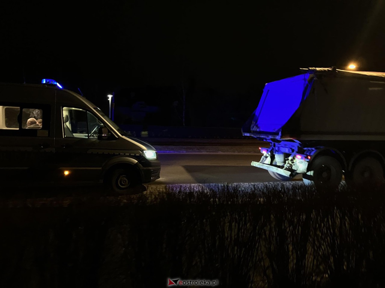 Autobus miejski z pasażerami zderzył się z ciężarówką w Ostrołęce [20.12.2023] - zdjęcie #10 - eOstroleka.pl