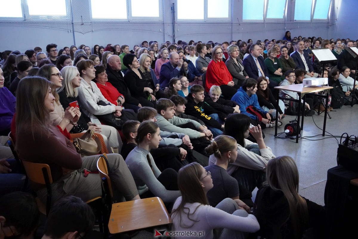 Jasełka w I LO w Ostrołęce: nieszablonowe spojrzenie na bożonarodzeniową historię [20.12.2023] - zdjęcie #18 - eOstroleka.pl