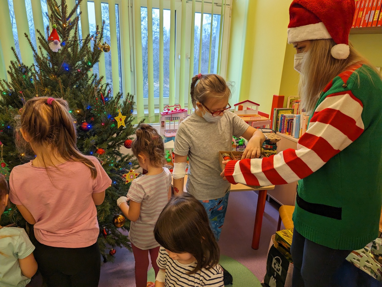 Elfy z prezentami w ostrołęckim szpitalu [20.12.2023] - zdjęcie #1 - eOstroleka.pl