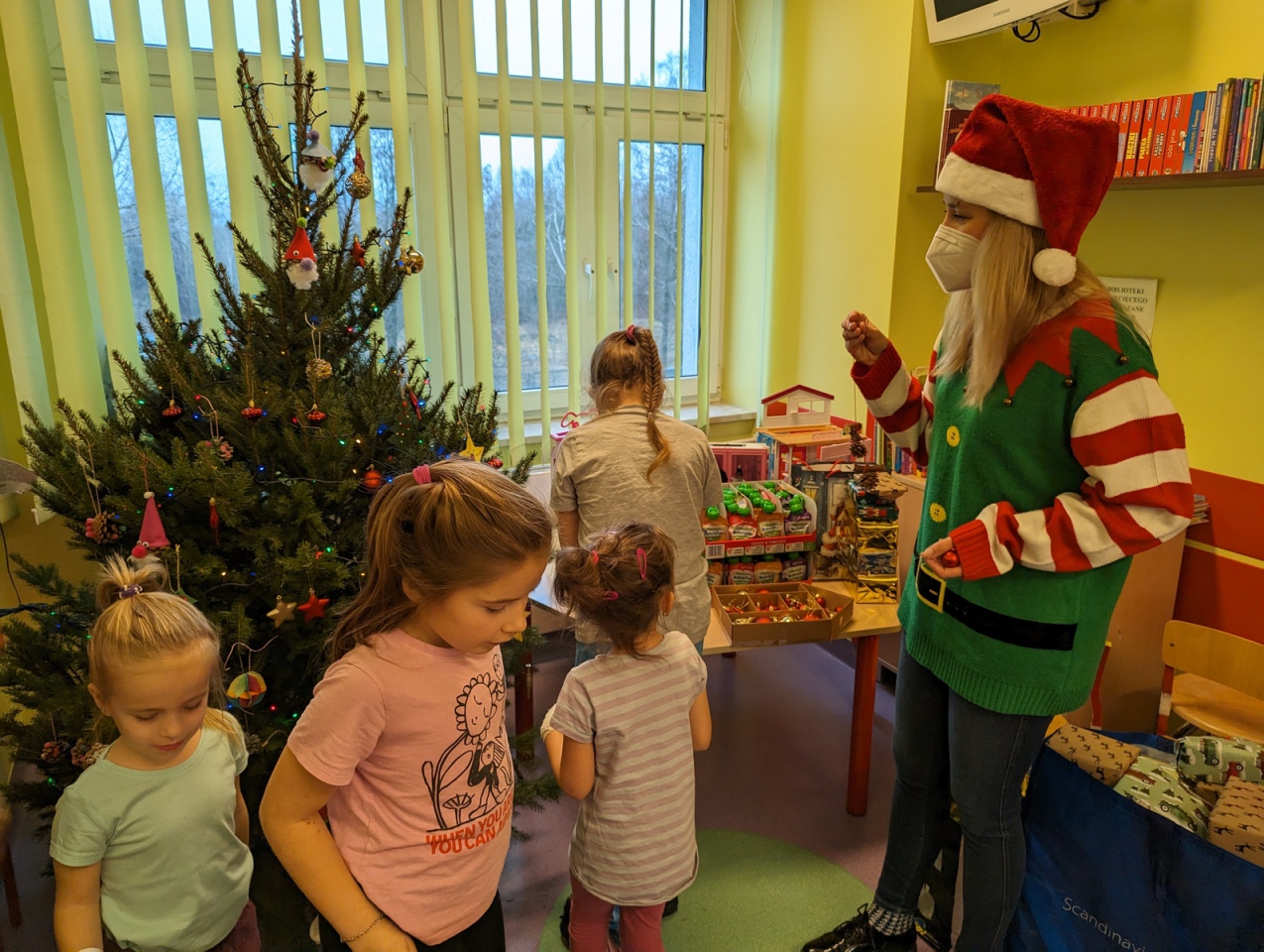 Elfy z prezentami w ostrołęckim szpitalu [20.12.2023] - zdjęcie #3 - eOstroleka.pl