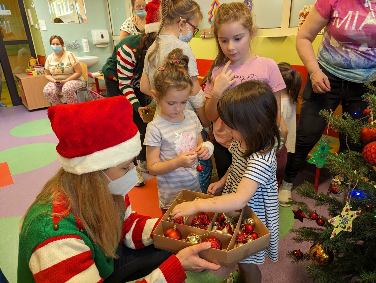 Elfy z prezentami w ostrołęckim szpitalu [20.12.2023] - zdjęcie #5 - eOstroleka.pl