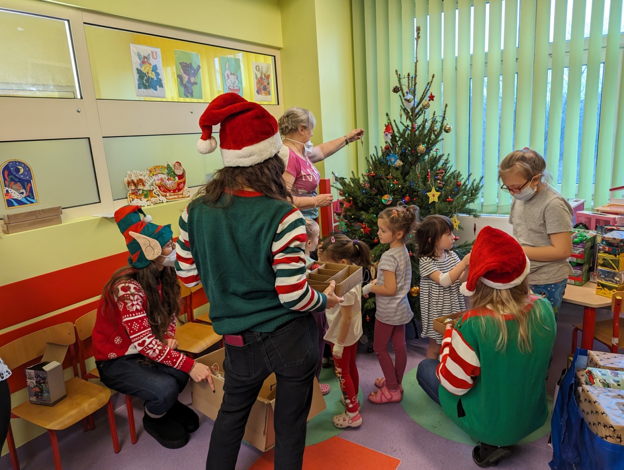 Elfy z prezentami w ostrołęckim szpitalu [20.12.2023] - zdjęcie #12 - eOstroleka.pl
