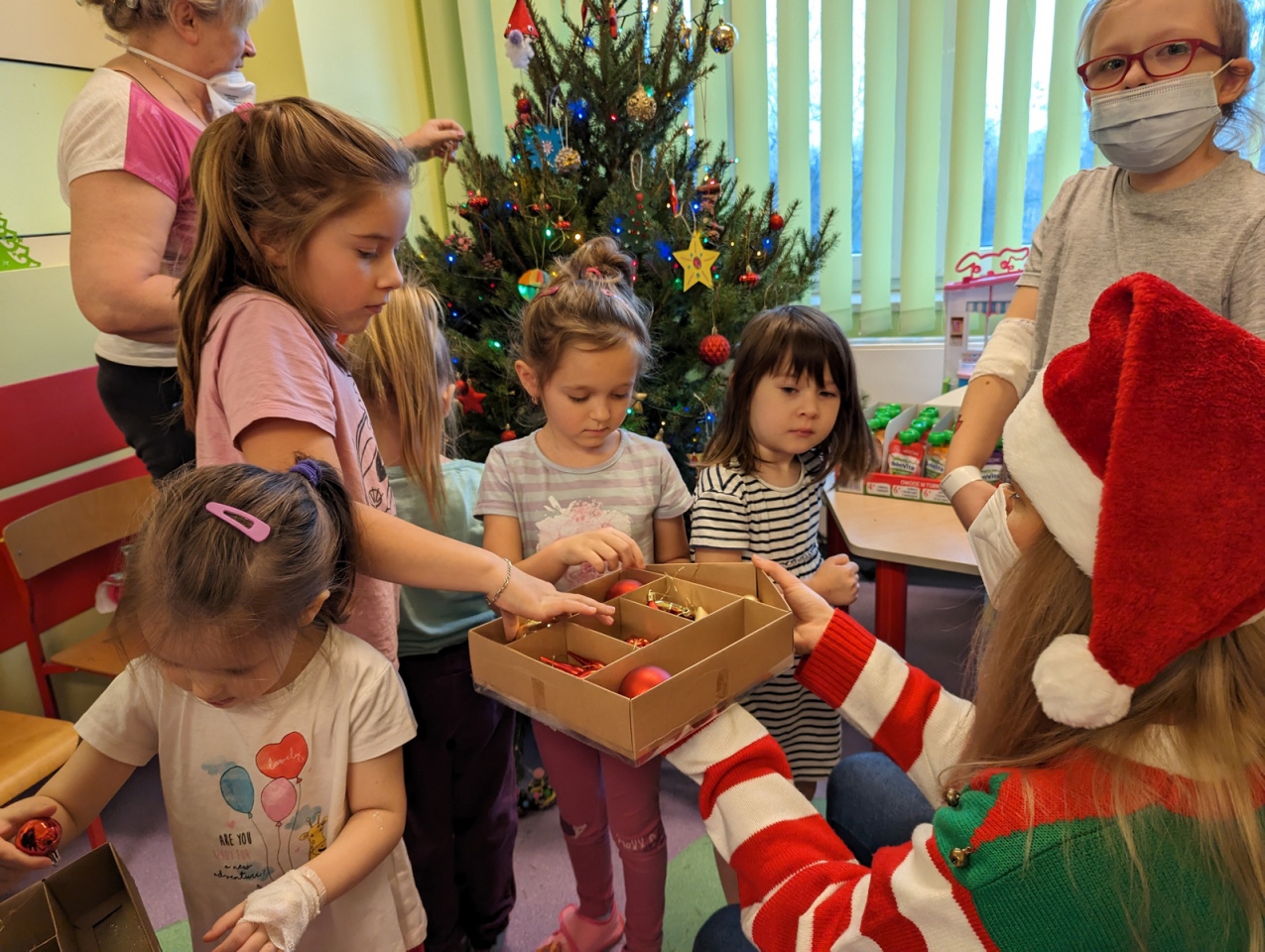 Elfy z prezentami w ostrołęckim szpitalu [20.12.2023] - zdjęcie #13 - eOstroleka.pl