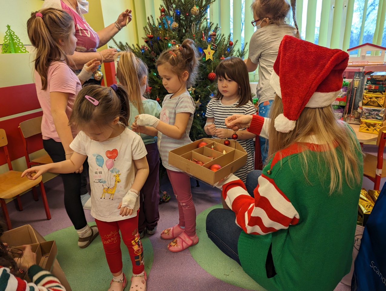 Elfy z prezentami w ostrołęckim szpitalu [20.12.2023] - zdjęcie #14 - eOstroleka.pl