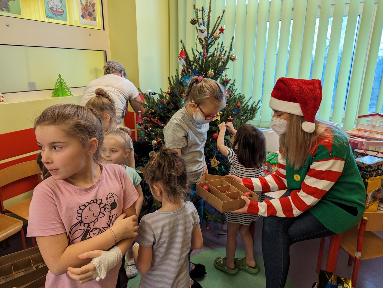 Elfy z prezentami w ostrołęckim szpitalu [20.12.2023] - zdjęcie #15 - eOstroleka.pl
