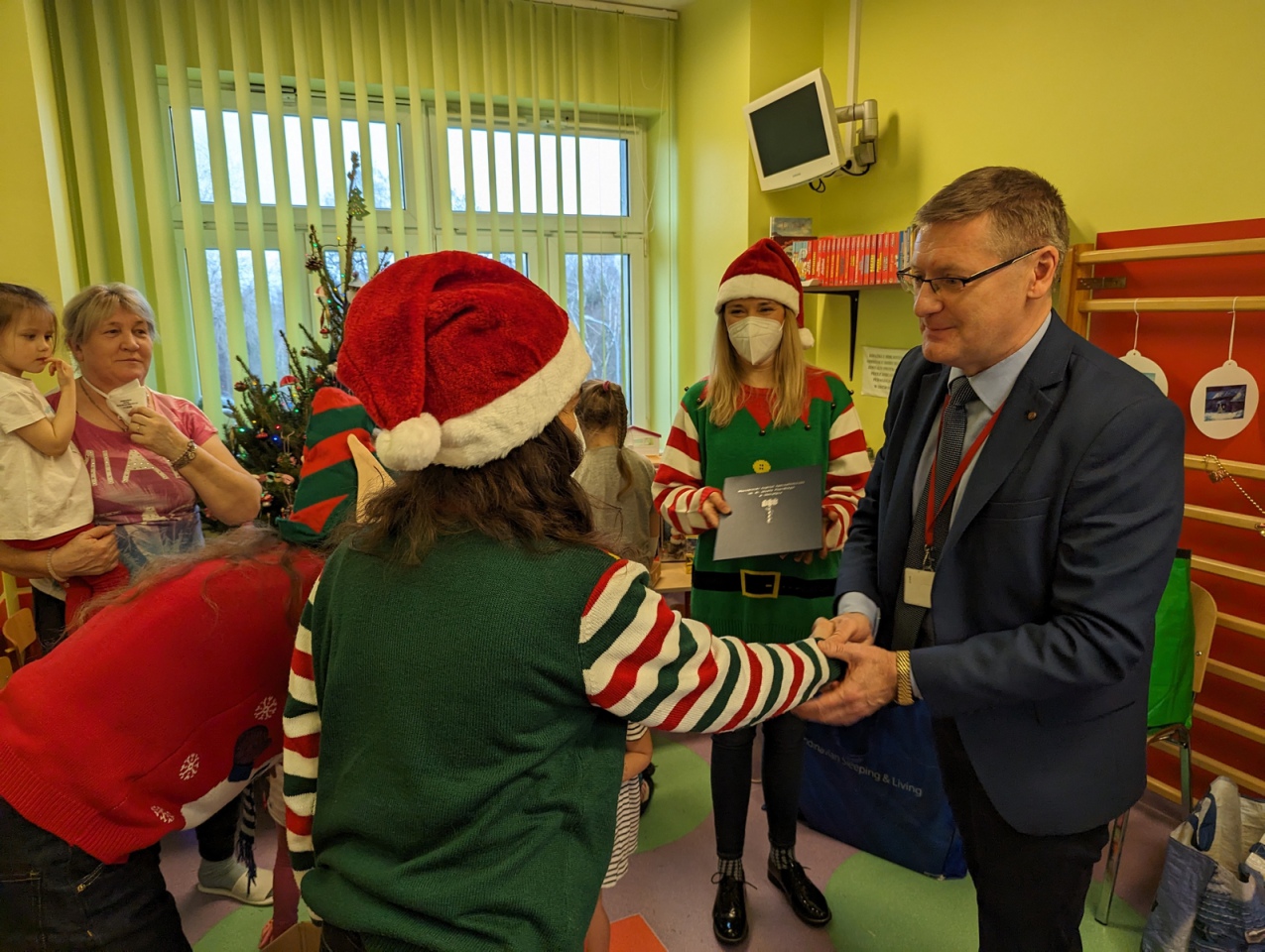 Elfy z prezentami w ostrołęckim szpitalu [20.12.2023] - zdjęcie #18 - eOstroleka.pl