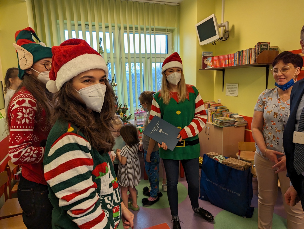 Elfy z prezentami w ostrołęckim szpitalu [20.12.2023] - zdjęcie #19 - eOstroleka.pl