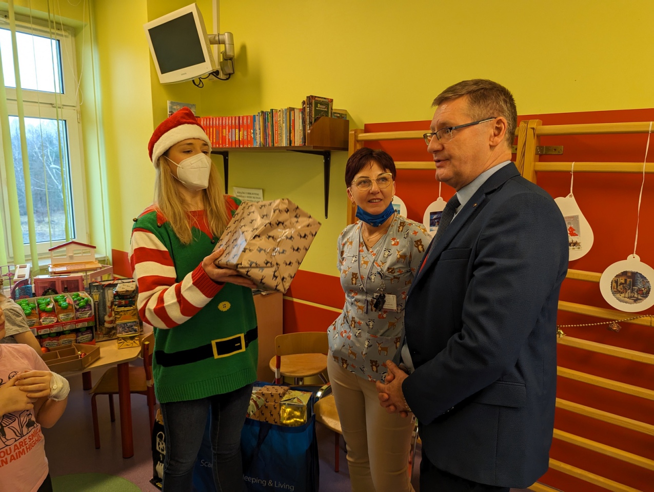 Elfy z prezentami w ostrołęckim szpitalu [20.12.2023] - zdjęcie #20 - eOstroleka.pl