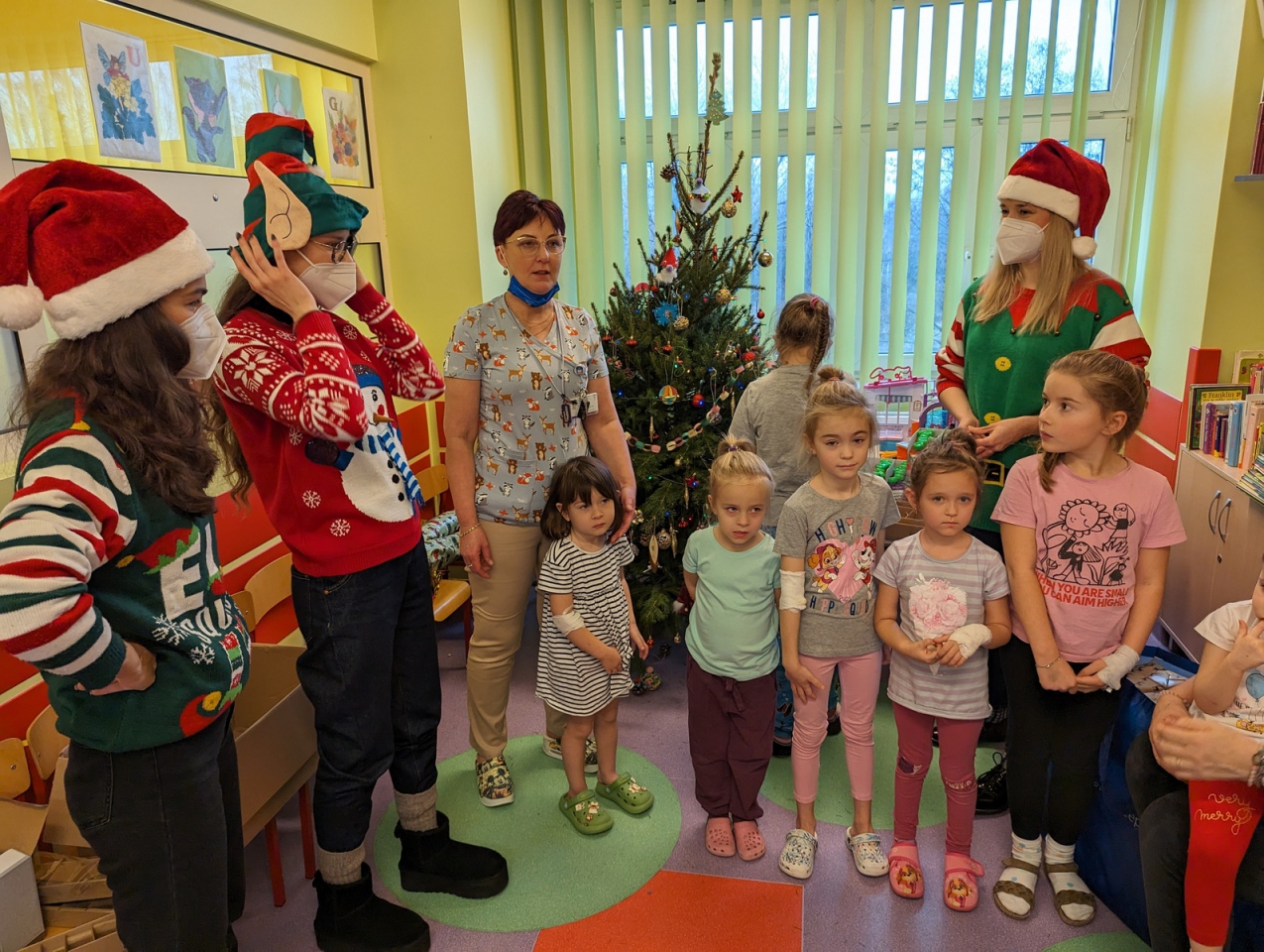 Elfy z prezentami w ostrołęckim szpitalu [20.12.2023] - zdjęcie #23 - eOstroleka.pl