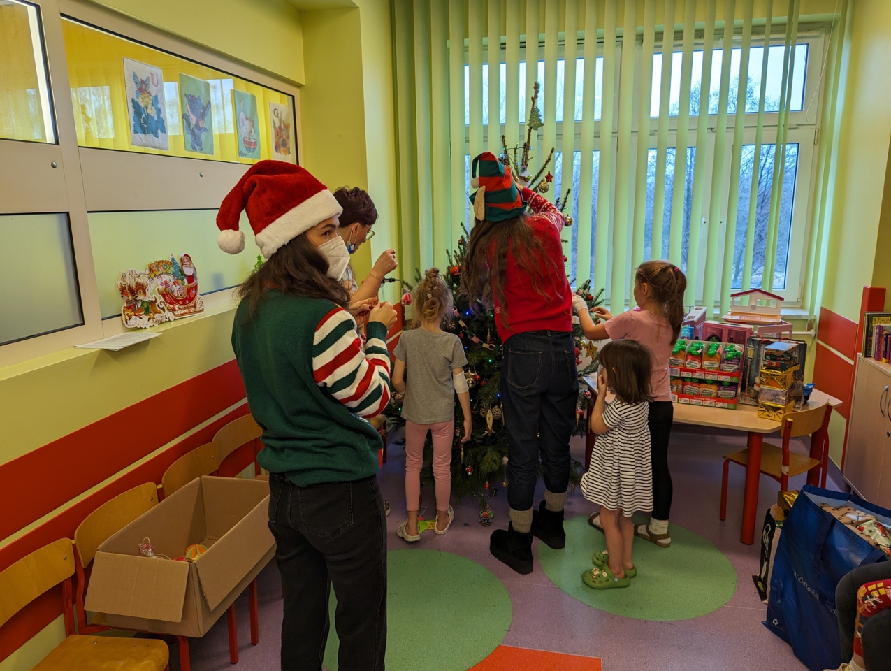Elfy z prezentami w ostrołęckim szpitalu [20.12.2023] - zdjęcie #26 - eOstroleka.pl