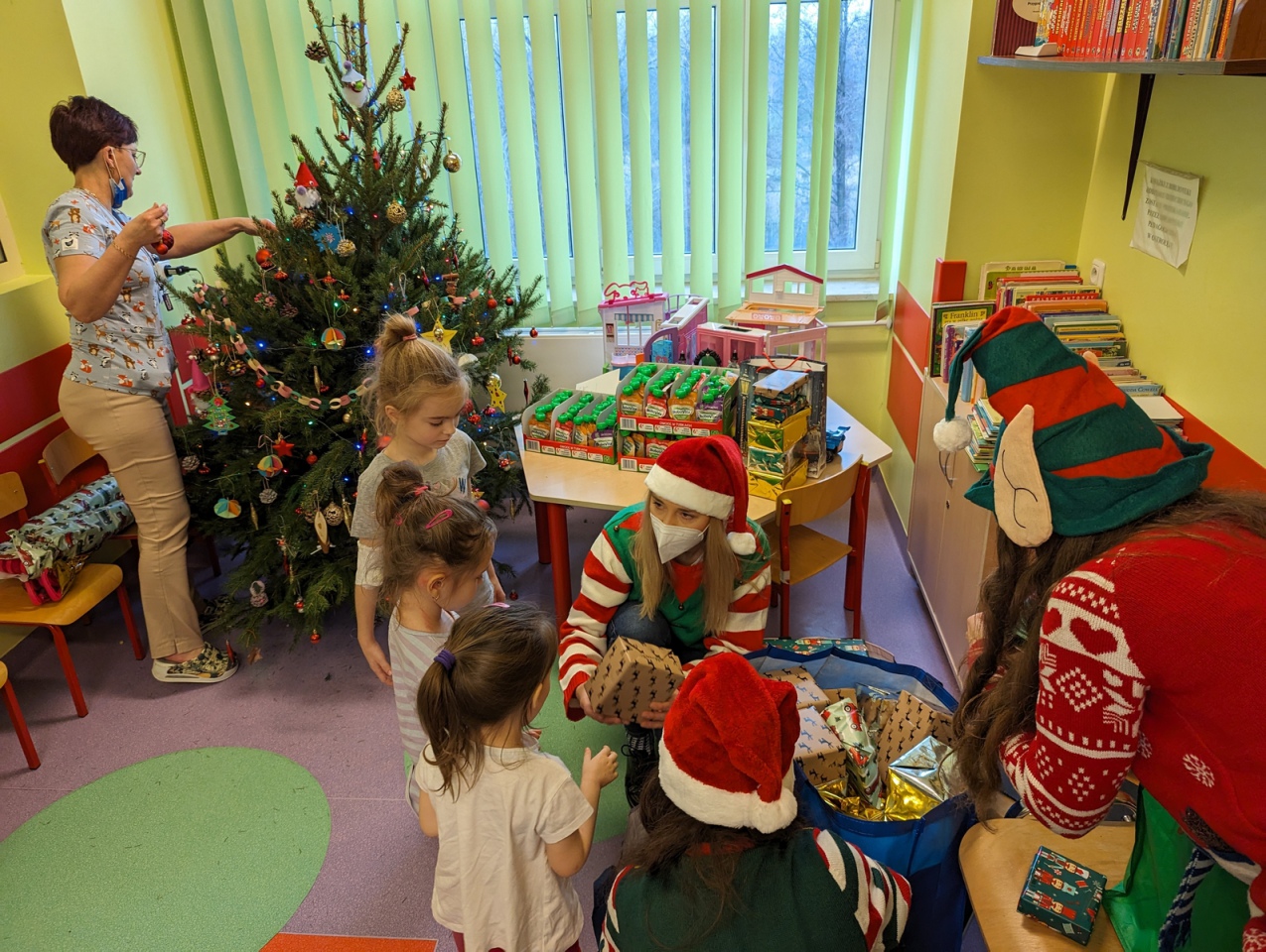 Elfy z prezentami w ostrołęckim szpitalu [20.12.2023] - zdjęcie #27 - eOstroleka.pl