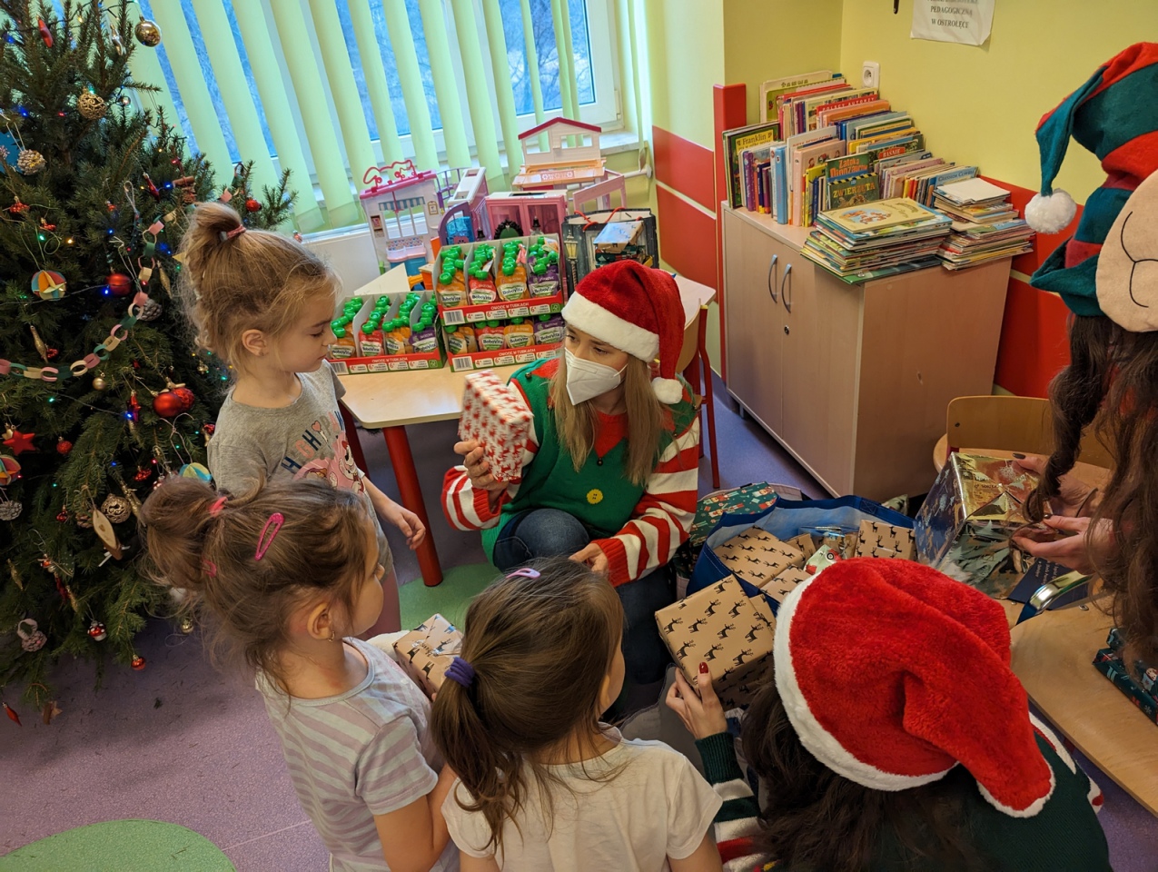 Elfy z prezentami w ostrołęckim szpitalu [20.12.2023] - zdjęcie #28 - eOstroleka.pl