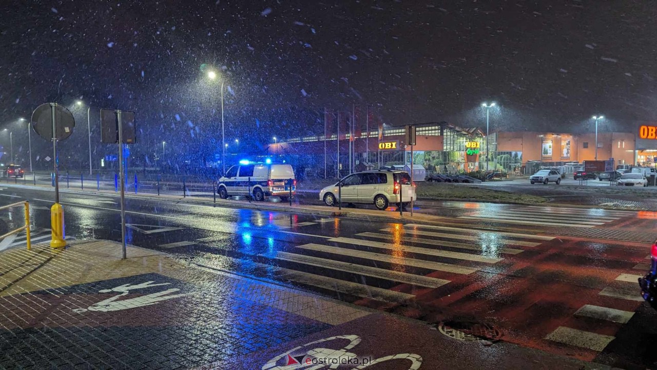 Potrącenie pieszego przy Brata Żebrowskiego [22.12.2023] - zdjęcie #1 - eOstroleka.pl