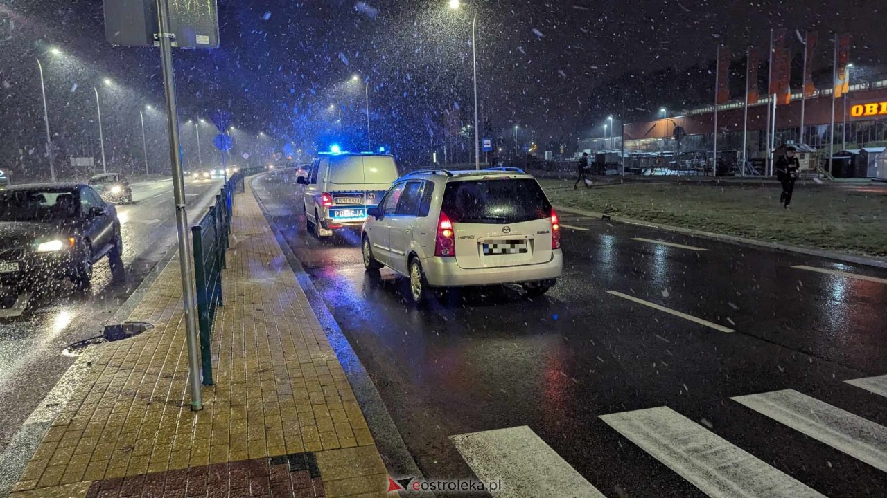 Potrącenie pieszego przy Brata Żebrowskiego [22.12.2023] - zdjęcie #4 - eOstroleka.pl