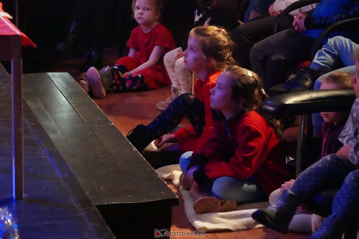 Dziecięcy Teatr Amatorski Niewidzialni - Elfy i Będzie Boże Narodzenie [22.12.2023] - zdjęcie #4 - eOstroleka.pl