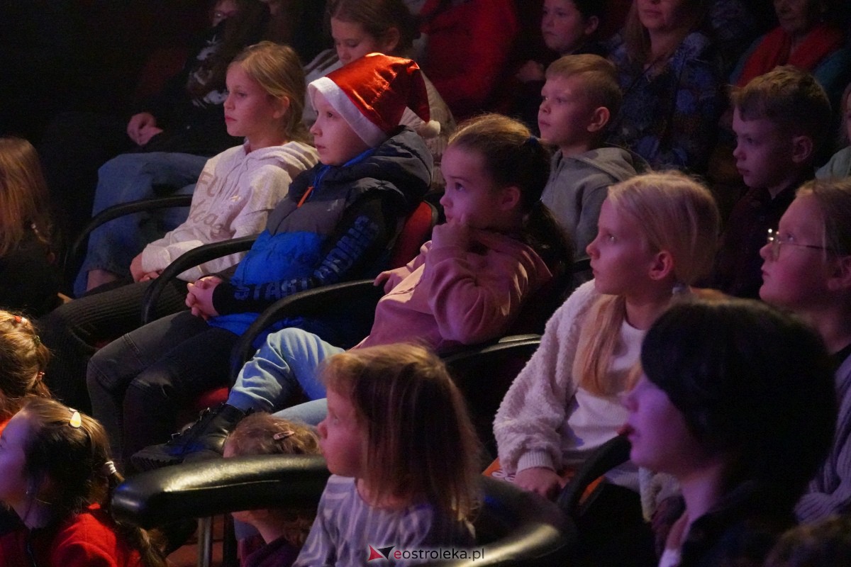 Dziecięcy Teatr Amatorski Niewidzialni - Elfy i Będzie Boże Narodzenie [22.12.2023] - zdjęcie #5 - eOstroleka.pl