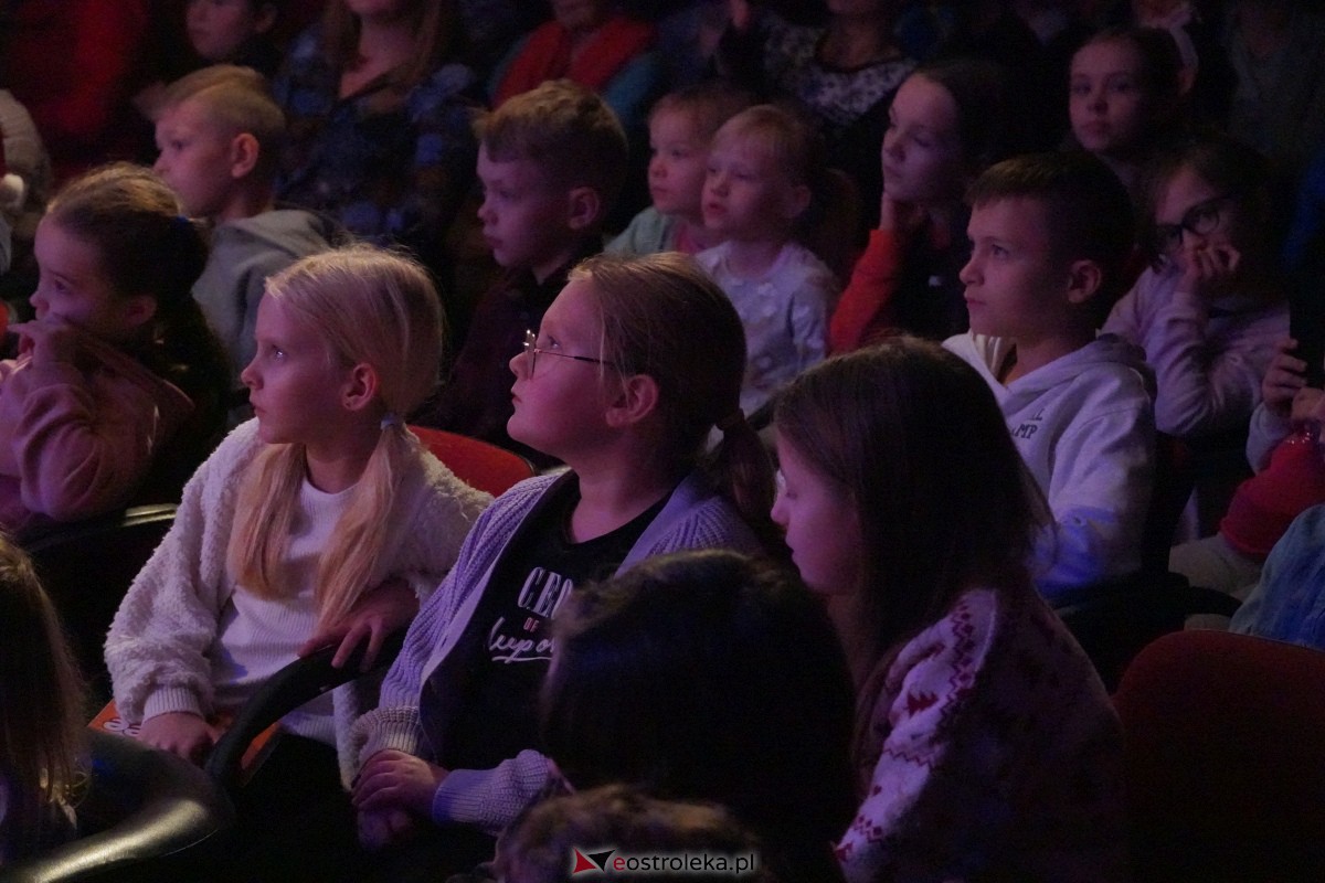 Dziecięcy Teatr Amatorski Niewidzialni - Elfy i Będzie Boże Narodzenie [22.12.2023] - zdjęcie #6 - eOstroleka.pl