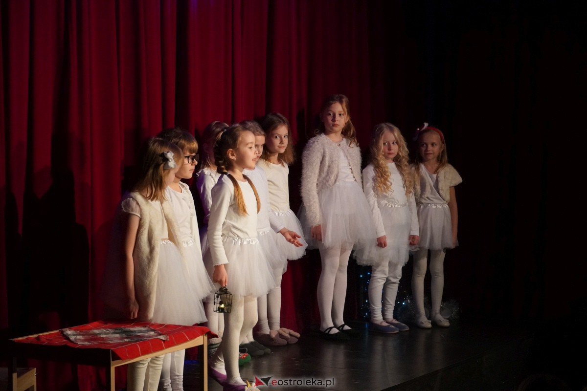 Dziecięcy Teatr Amatorski Niewidzialni - Elfy i Będzie Boże Narodzenie [22.12.2023] - zdjęcie #11 - eOstroleka.pl