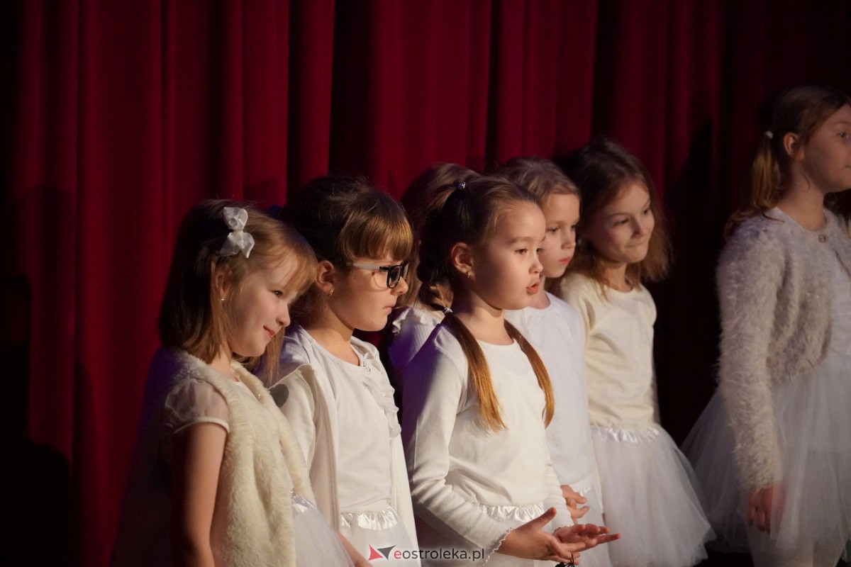 Dziecięcy Teatr Amatorski Niewidzialni - Elfy i Będzie Boże Narodzenie [22.12.2023] - zdjęcie #12 - eOstroleka.pl