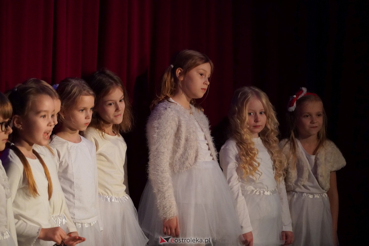 Dziecięcy Teatr Amatorski Niewidzialni - Elfy i Będzie Boże Narodzenie [22.12.2023] - zdjęcie #13 - eOstroleka.pl