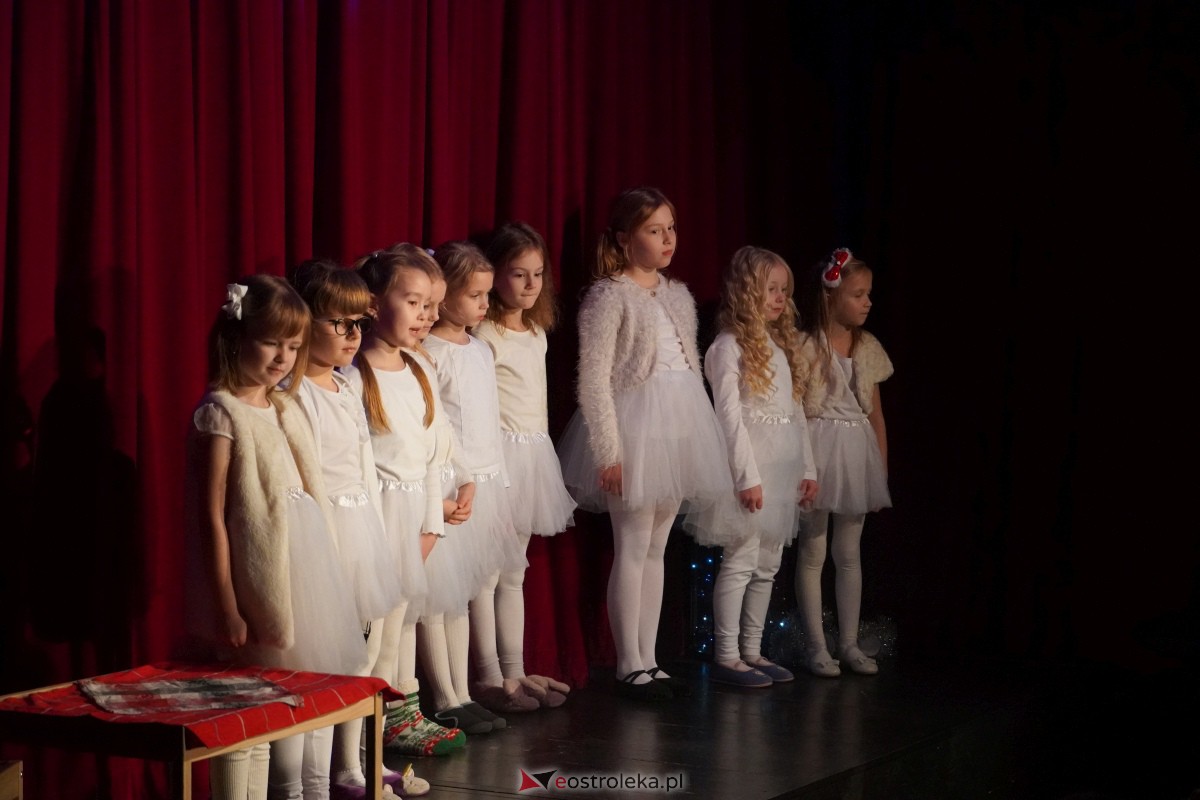 Dziecięcy Teatr Amatorski Niewidzialni - Elfy i Będzie Boże Narodzenie [22.12.2023] - zdjęcie #14 - eOstroleka.pl