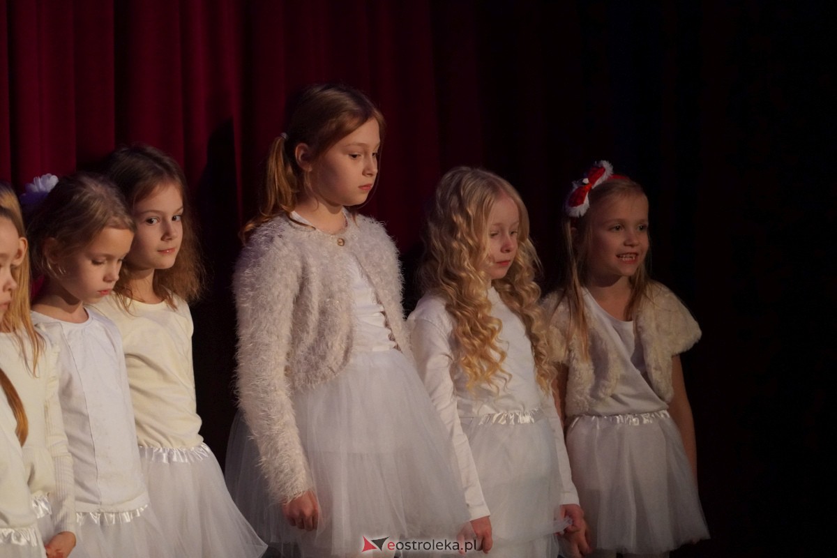 Dziecięcy Teatr Amatorski Niewidzialni - Elfy i Będzie Boże Narodzenie [22.12.2023] - zdjęcie #15 - eOstroleka.pl