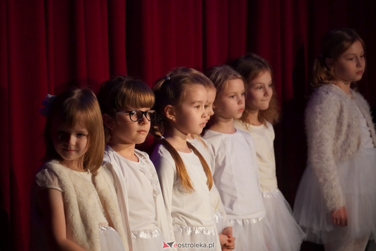 Dziecięcy Teatr Amatorski Niewidzialni - Elfy i Będzie Boże Narodzenie [22.12.2023] - zdjęcie #16 - eOstroleka.pl