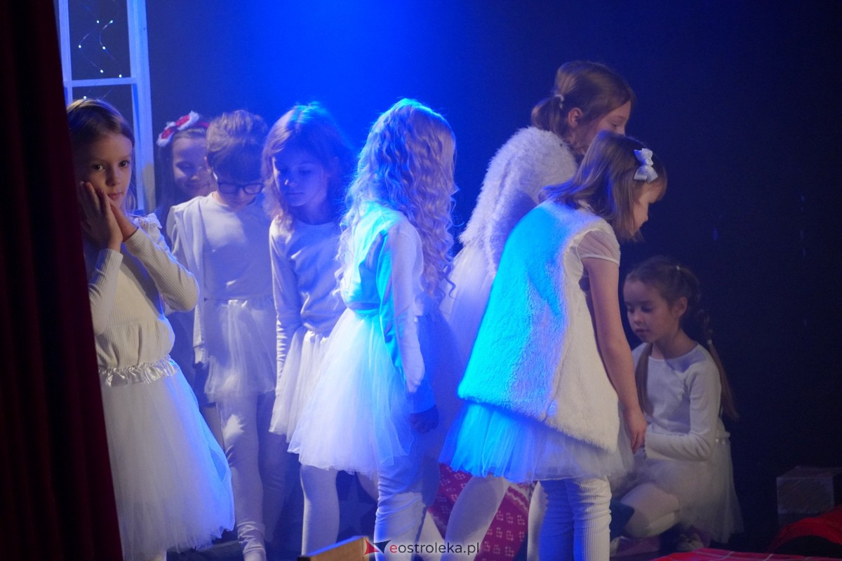 Dziecięcy Teatr Amatorski Niewidzialni - Elfy i Będzie Boże Narodzenie [22.12.2023] - zdjęcie #17 - eOstroleka.pl