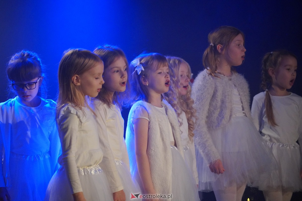 Dziecięcy Teatr Amatorski Niewidzialni - Elfy i Będzie Boże Narodzenie [22.12.2023] - zdjęcie #18 - eOstroleka.pl
