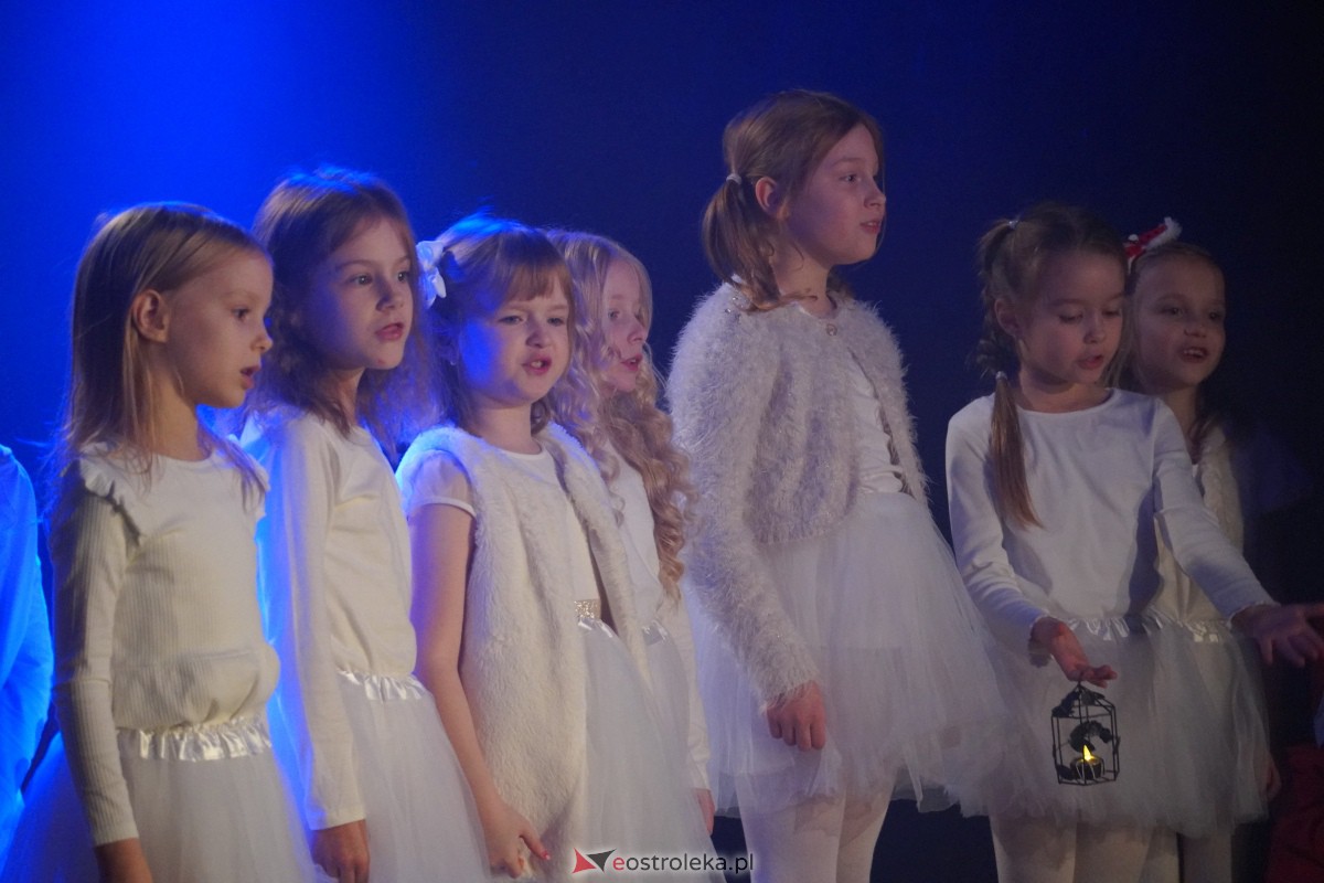 Dziecięcy Teatr Amatorski Niewidzialni - Elfy i Będzie Boże Narodzenie [22.12.2023] - zdjęcie #19 - eOstroleka.pl