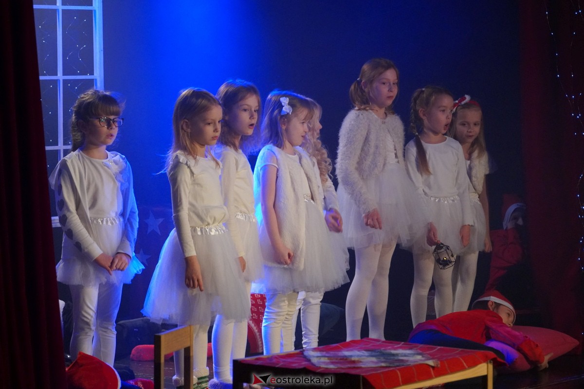 Dziecięcy Teatr Amatorski Niewidzialni - Elfy i Będzie Boże Narodzenie [22.12.2023] - zdjęcie #20 - eOstroleka.pl