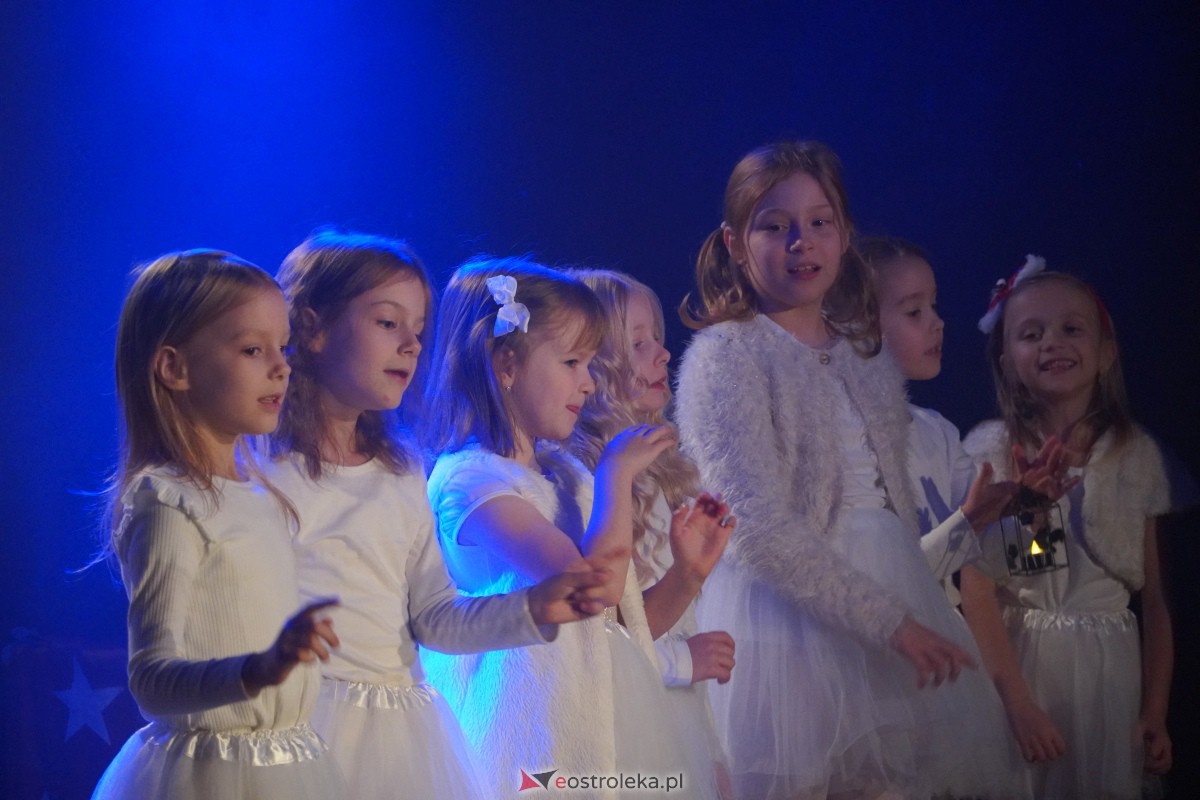 Dziecięcy Teatr Amatorski Niewidzialni - Elfy i Będzie Boże Narodzenie [22.12.2023] - zdjęcie #21 - eOstroleka.pl