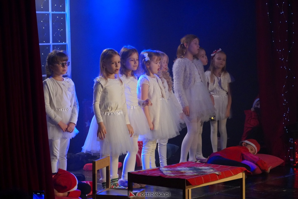 Dziecięcy Teatr Amatorski Niewidzialni - Elfy i Będzie Boże Narodzenie [22.12.2023] - zdjęcie #22 - eOstroleka.pl