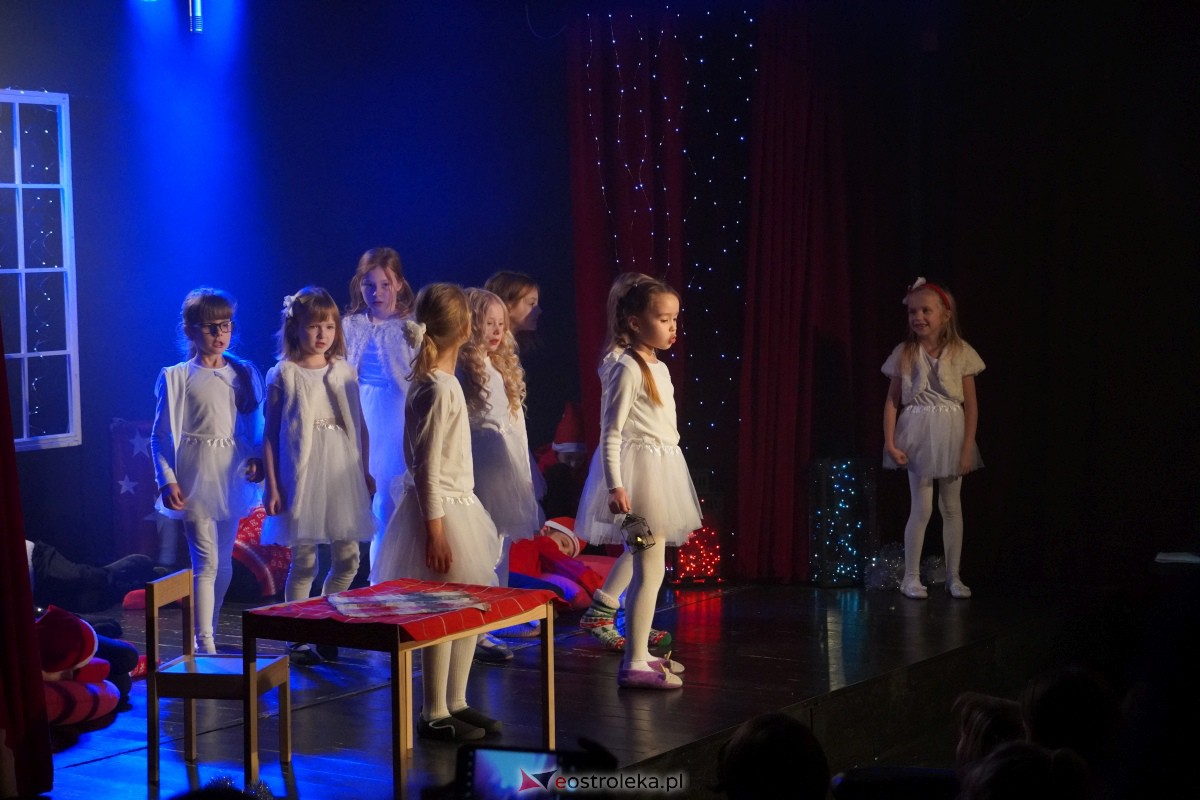 Dziecięcy Teatr Amatorski Niewidzialni - Elfy i Będzie Boże Narodzenie [22.12.2023] - zdjęcie #24 - eOstroleka.pl