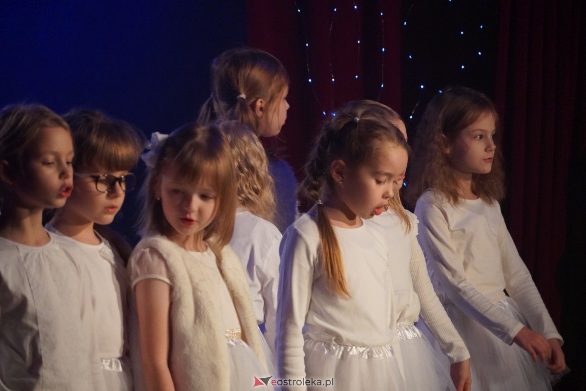 Dziecięcy Teatr Amatorski Niewidzialni - Elfy i Będzie Boże Narodzenie [22.12.2023] - zdjęcie #25 - eOstroleka.pl