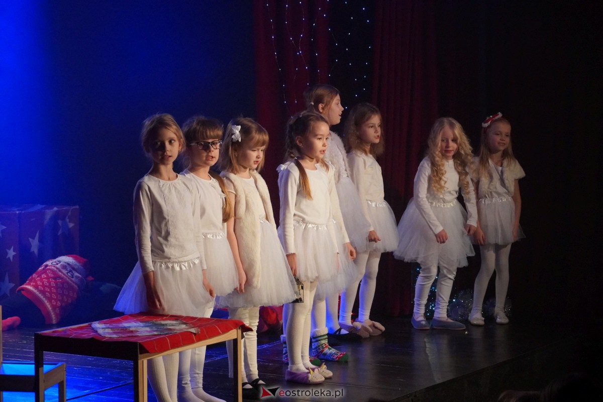 Dziecięcy Teatr Amatorski Niewidzialni - Elfy i Będzie Boże Narodzenie [22.12.2023] - zdjęcie #26 - eOstroleka.pl
