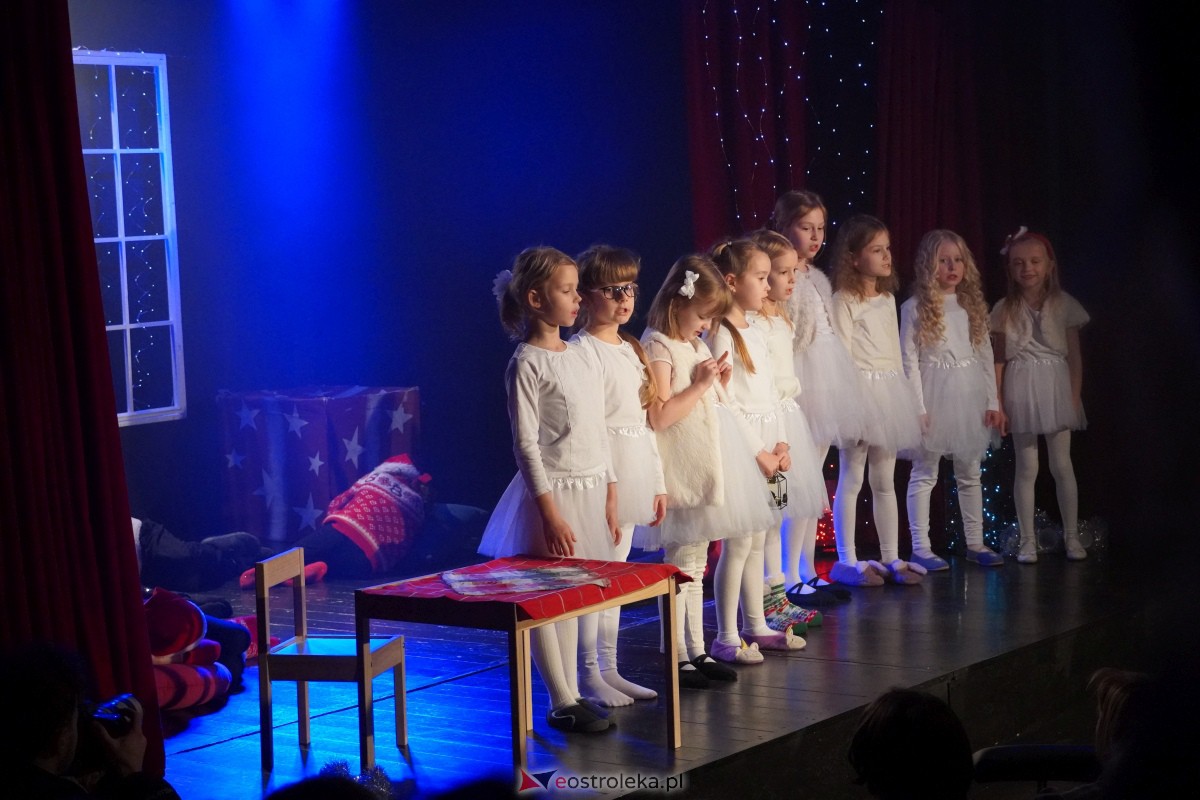 Dziecięcy Teatr Amatorski Niewidzialni - Elfy i Będzie Boże Narodzenie [22.12.2023] - zdjęcie #28 - eOstroleka.pl