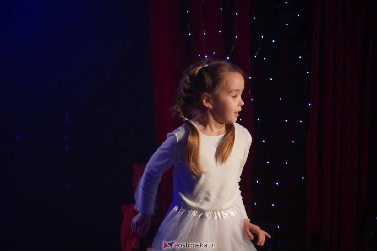 Dziecięcy Teatr Amatorski Niewidzialni - Elfy i Będzie Boże Narodzenie [22.12.2023] - zdjęcie #30 - eOstroleka.pl